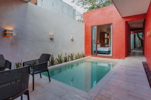 a swimming pool in the backyard of a house at Casa Mara 45 in Mérida
