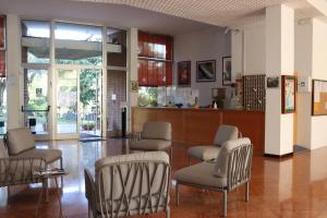 een wachtkamer met stoelen en een wachttafel bij Monika Holiday 302 Joy in the lake in Garda