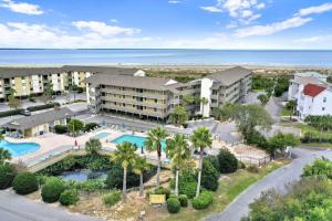 Una vista aérea de un complejo turístico con piscina. en Lighthouse Point Rental 34A, en Tybee Island