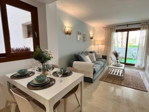Kép Turquesa Apartment,Punta Prima ,2 bed, 4 swimming pools and cabriolet Peugeot 307 included szállásáról Torreviejában a galériában