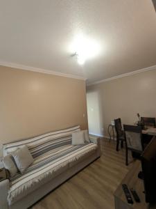 a bedroom with a bed and a desk in it at Quarto em Apto no Centro de Cachoeirinha in Cachoeirinha