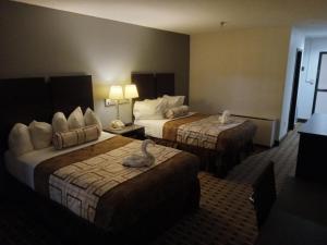 フローレンスにある1826 w lucas hotelのホテルルーム ベッド2台&ランプ2つ付