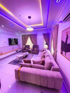 Posezení v ubytování 5T Luxe Haven