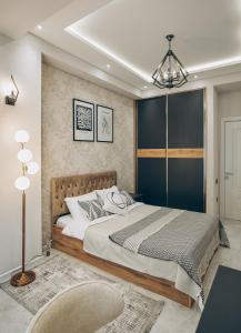 ein Schlafzimmer mit einem großen Bett und einem Kronleuchter in der Unterkunft Baku City in Baku