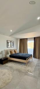 Un dormitorio con una cama grande en una habitación. en Laginha Paradise II - Penthouse, en Mindelo