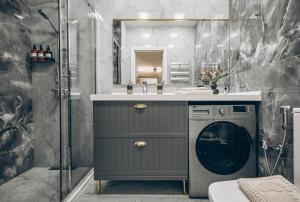 ein Badezimmer mit Waschmaschine und Waschbecken in der Unterkunft Baku City in Baku + 19 Fotos