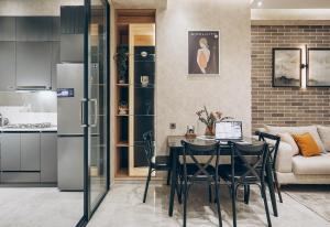 eine Küche und ein Esszimmer mit Tisch und Stühlen in der Unterkunft Baku City in Baku