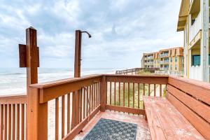 Balkón nebo terasa v ubytování Steps to the Beach Oceanfront Condo with Lanai!