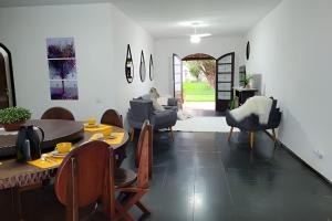 a living room with a table and chairs and a couch at "LaPrima Casa", a preciosidade do centro da cidade in Guararema