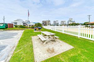 Zahrada ubytování Steps to the Beach Oceanfront Condo with Lanai!
