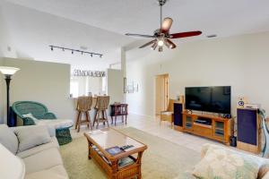 TV/trung tâm giải trí tại Bright Titusville Retreat with Lanai - WFH Friendly!