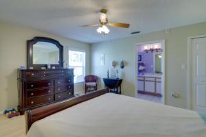 Giường trong phòng chung tại Bright Titusville Retreat with Lanai - WFH Friendly!