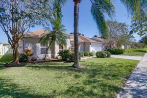 Vườn quanh Bright Titusville Retreat with Lanai - WFH Friendly!