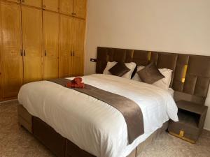 Postel nebo postele na pokoji v ubytování Magnifique maison famiiale moderne spacieuse de 150 m Avec de 3 chambres ,confortables et d un grand salon et terrasse, Idealement situee a 9 min du centre-ville elle se trouve à proximite de la route principale menant a l aeroport Berkane et Saidia + 31 fotografií