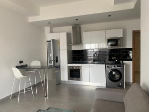 Kuchyň nebo kuchyňský kout v ubytování Amal Suites