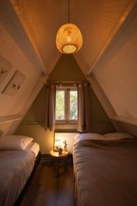Habitación en el ático con 2 camas y ventana en Het Hertenbos Chalet 136 - Bos- Groene Oase- Rustmoment- Zwembad, en Durbuy 167 fotos más