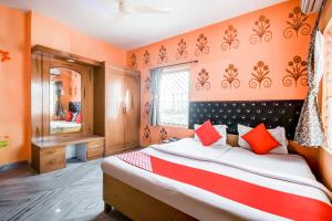 Postel nebo postele na pokoji v ubytování Super Hotel O Priyal Amrit Sagar