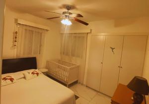 une chambre avec un lit et un ventilateur de plafond dans l'établissement Villa Clementinka - 200 meters from the sea, à Klorakas