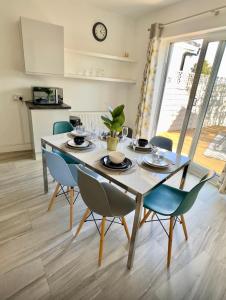 ein Esszimmer mit Tisch und Stühlen in der Unterkunft Stylish 3-Bed Executive Home Chislehurst, BR7 in Chislehurst