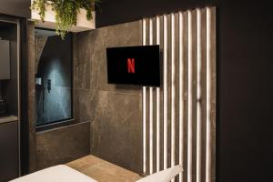 Televisyen dan/atau pusat hiburan di Adalina Luxury Suite