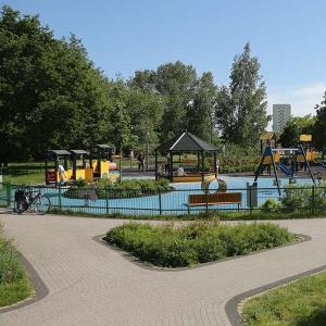 シフィノウイシチェにあるPlatan Homeのプールと滑り台のある遊び場がある公園
