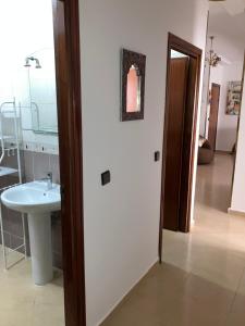 Bilik mandi di Appartement beau et familial connecté
