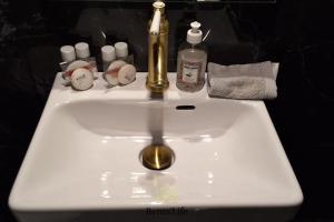 伊西莱穆利诺Appartement Studio, 2 Personnes, 5min de Paris的浴室内带金色水龙头的盥洗盆 更多2张照片