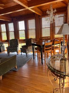 a dining room with a table and chairs and a chandelier at Downtwn Crystal Terrace Piedmont in Eureka Springs