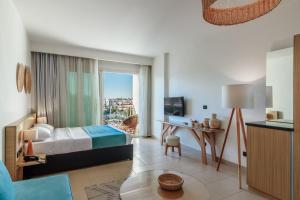 Postel nebo postele na pokoji v ubytování Redcon Suites + 37 fotografií