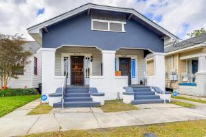 Casa azul y blanca con escaleras azules en 3 Mi to French Quarter Retreat with Private Yard, en Nueva Orleans