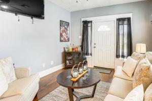 una sala de estar con un sofá y una mesa en 3 Mi to French Quarter Retreat with Private Yard, en Nueva Orleans