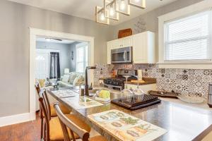 Una cocina con una mesa con sillas y una encimera. en 3 Mi to French Quarter Retreat with Private Yard, en Nueva Orleans