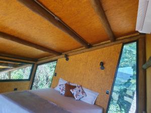 เตียงในห้องที่ Chalé Bem-Te-Vi Cachoeira & SPA