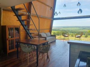 ระเบียงหรือลานระเบียงของ Chalé Bem-Te-Vi Cachoeira & SPA