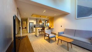 un salon avec un canapé et une table dans l'établissement Nook Tulum Luxury Condohotel by Marea, à Tulum