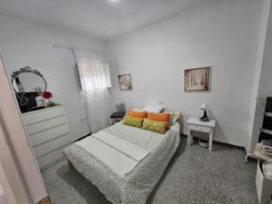 a bedroom with a bed and a dresser at Casa Borete in Olvera
