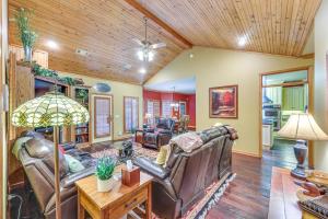 Ein Sitzbereich in der Unterkunft Private Dock The River House in Heber Springs!