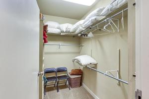 Ein Etagenbett oder Etagenbetten in einem Zimmer der Unterkunft Private Dock The River House in Heber Springs!