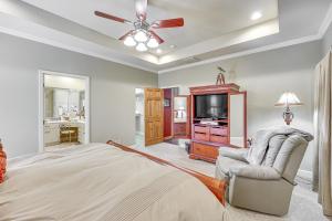 Ein Bett oder Betten in einem Zimmer der Unterkunft Private Dock The River House in Heber Springs!