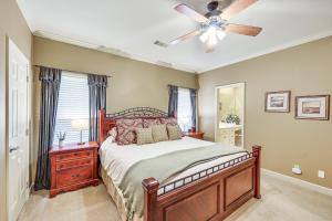 Ein Bett oder Betten in einem Zimmer der Unterkunft Private Dock The River House in Heber Springs!