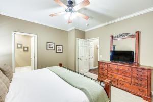 Ein Bett oder Betten in einem Zimmer der Unterkunft Private Dock The River House in Heber Springs!