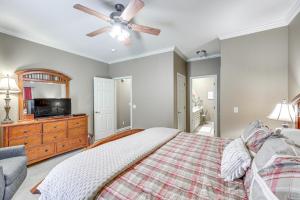 Ein Bett oder Betten in einem Zimmer der Unterkunft Private Dock The River House in Heber Springs!