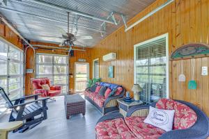 Ein Sitzbereich in der Unterkunft Private Dock The River House in Heber Springs!