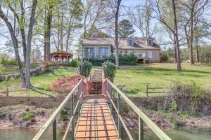 Ein Garten an der Unterkunft Private Dock The River House in Heber Springs!