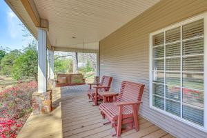Ein Balkon oder eine Terrasse in der Unterkunft Private Dock The River House in Heber Springs!