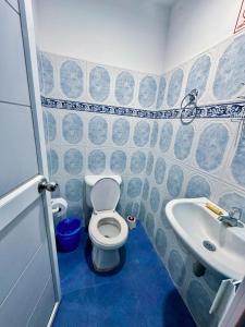 a bathroom with a toilet and a sink at Posada Miss Gloría in San Andrés +27 photos