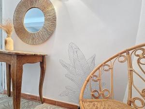 Saint-Cézaire-sur-Siagne的住宿－Le Figuier de Saint Ce Jardinet Terrasse Vue，相簿中的一張相片