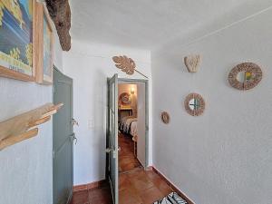 Saint-Cézaire-sur-Siagne的住宿－Le Figuier de Saint Ce Jardinet Terrasse Vue，相簿中的一張相片