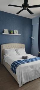 En eller flere senge i et værelse på TroikaHome by JA