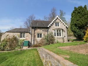 an old stone house with a yard at River Lodge in Ashbourne